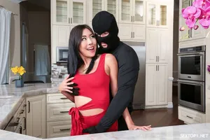 Quá stress, ông chồng trốn bà xã đi nghỉ dưỡng với tình nhân dễ thương