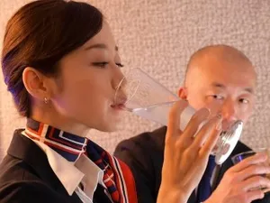 (Xác minh cử chỉ) Từ giường đến cầu thang rồi đến phòng khách, gọi video cho người hâm mộ trong suốt quá trình